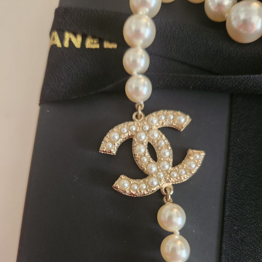 ❌️SOLD DIRECTLY ❌️CHANEL 100th Anniversary Pearl + Charm Necklace - Picture 3 of 16